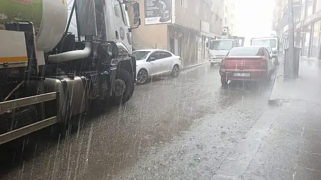 Ağrı'da son yılların en şiddetli sağanağı: Vatandaşlar zor anlar yaşadı
