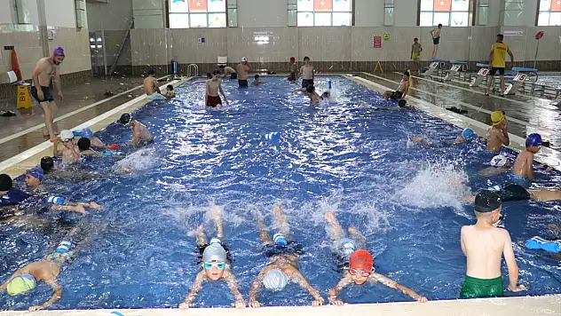 Ağrı'da spor dostu kampüste binlerce çocuğa yüzme öğretildi