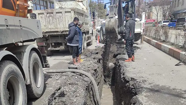 Ağrı'da su patlağı alarmı! Ekipler saatlerce çalıştı