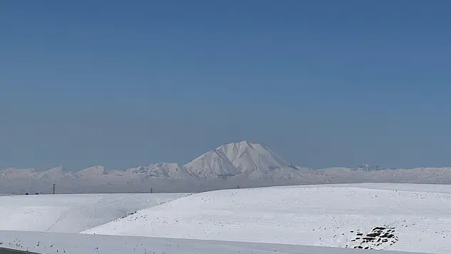 Ağrı'da Şubat güneşi karla kaplı ovaları aydınlattı