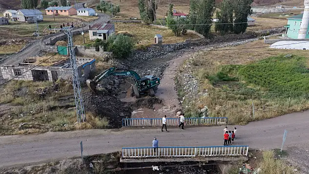 Ağrı'da taşkın sonrası ekipler Aşağı Pamuktaş'ta sahaya indi
