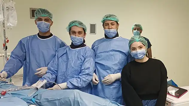 Ağrı'da tayini çıkan başarılı doktor ek mesai yaparak ameliyatlarını bitirecek