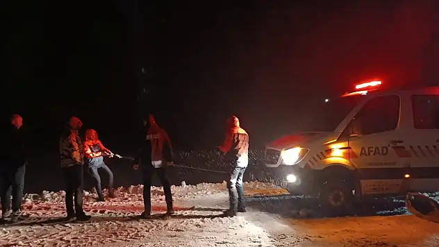 Ağrı'da Tipi Faciası: Şarampole Kayan Araçtaki 2'si Çocuk 4 Kişi Kurtarıldı