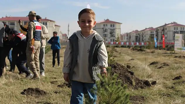 Ağrı'da toprak umutla buluştu binlerce fidan geleceğe nefes oldu