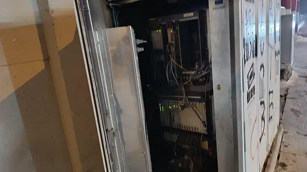 Ağrı'da trafonun açık kapağı tedirgin etti