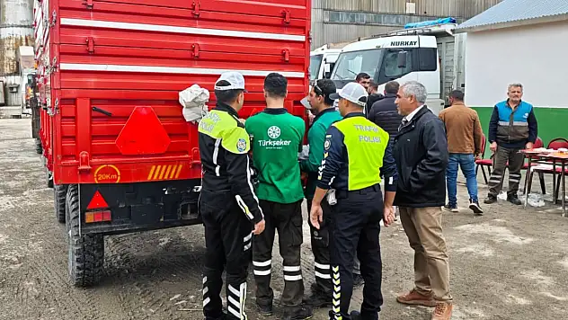 Ağrı'da traktör sürücülerine reflektör ve ROPS uyarısı yapılıyor