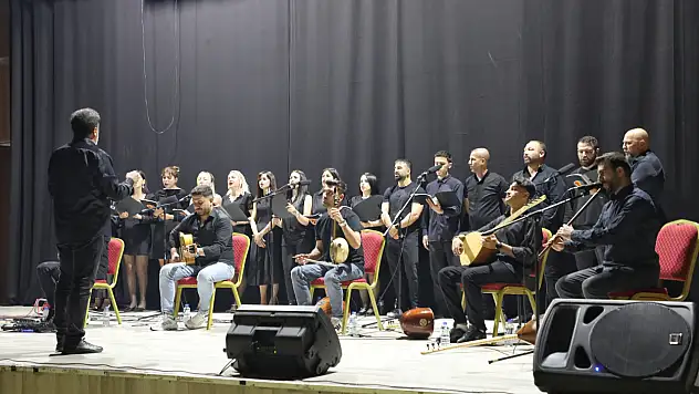 Ağrı'da türkü dolu gece! Halk Müziği Korosu izleyenlerden tam not aldı