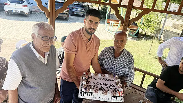 Ağrı'da ulu çınarlar yeni yaşlarını mutlulukla kutladı
