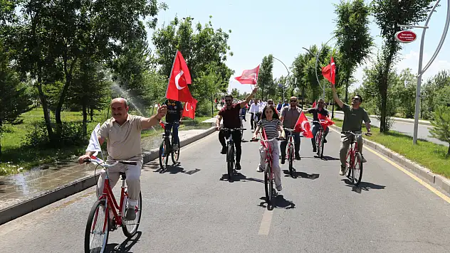 Ağrı'da üniversiteliler 15 Temmuz şehitlerini pedal çevirerek andı
