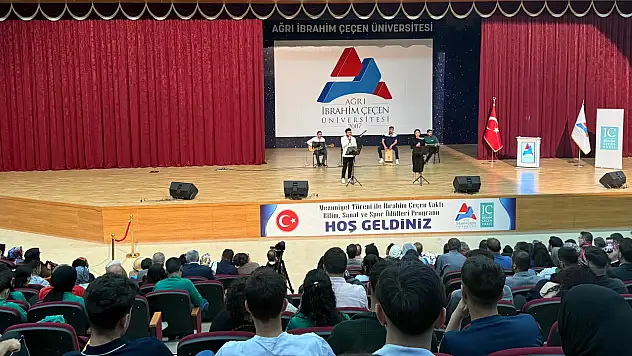Ağrı'da üniversitelilerin mezuniyet coşkusu Filistin'e anlamlı mesajla taçlandı
