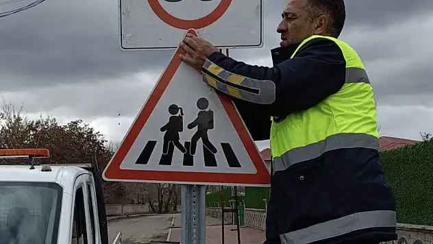 Ağrı'da uyarı levhaları yenilendi