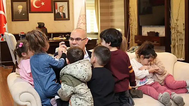 Ağrı'da valilik makamı bu kez çocuk sesleriyle doldu