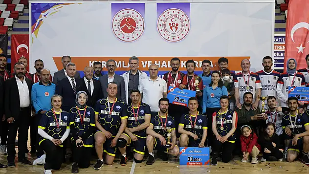 Ağrı'da voleybol heyecanı sona erdi: Şampiyonluk kupası Adalet'in!