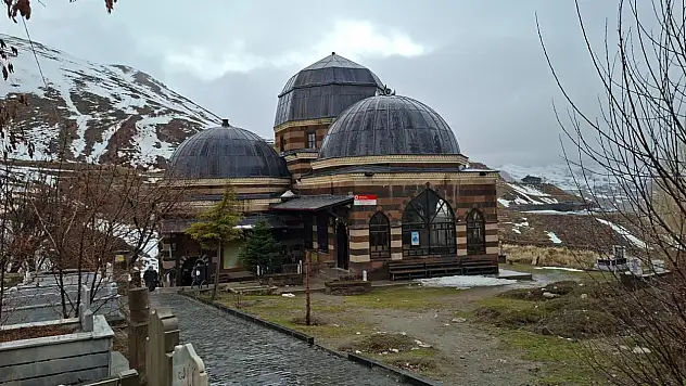 Ağrı'da yağış başlayınca Ahmed-i Hani türbesi sessizliğe büründü