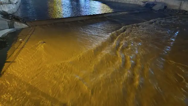 Ağrı'da yağışlarla birlikte Murat Nehri'nin su seviyesi arttı
