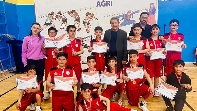 Ağrı'da Yavuz Selim Ortaokulu'ndan büyük başarı