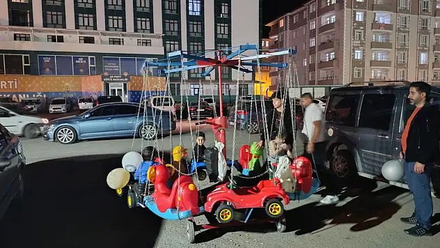 Ağrı'da yaz akşamlarını renklendiren portatif lunapark ilgi görüyor