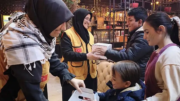 Ağrı'da yetim çocukların yüzünü güldürdüler