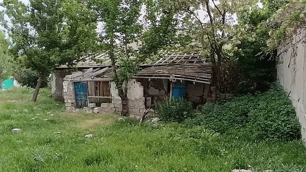 Ağrı'da yıkık evler mahalleliyi tedirgin ediyor