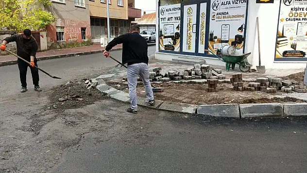 Ağrı'da yıpranan kaldırımlar yenileniyor