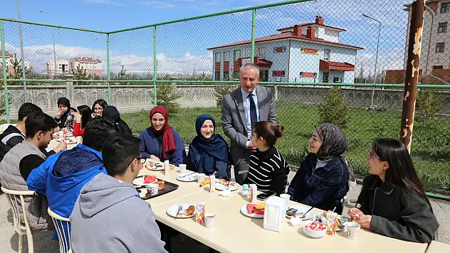 Ağrı'da YKS öğrencilerine moral kahvaltısı
