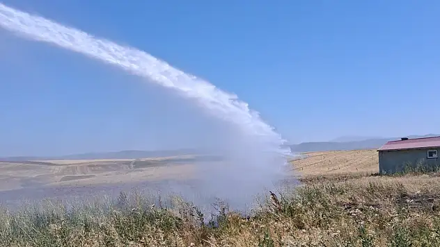 Ağrı'da yol kenarında çıkan ot yangını büyümeden söndürüldü