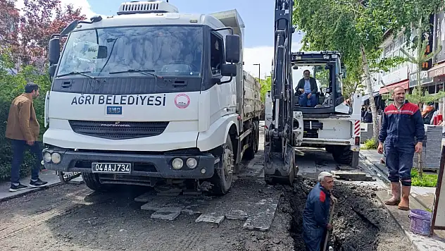 Ağrı'da yol ve kaldırımlar yeniden düzenleniyor