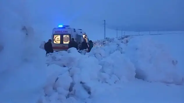 Ağrı'da yolu kapanan köydeki hastaya ulaşmak için ekipler seferber oldu