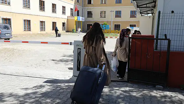 Ağrı'da yurt heyecanı başladı: Üniversiteliler yurtlara yerleşmeye başladı