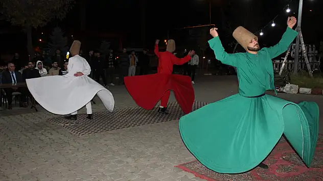 Ağrı'da yurt öğrencileri semazen gösterisiyle büyülendi