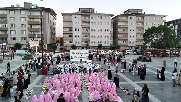 Ağrı'da yüzlerce çocuk namaz için yürüdü: Kent meydanında buluştular