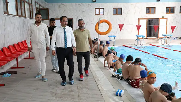 Ağrı'da 'Yüzme Bilmeyen Kalmasın' projesiyle geleceğin şampiyonları yetişiyor