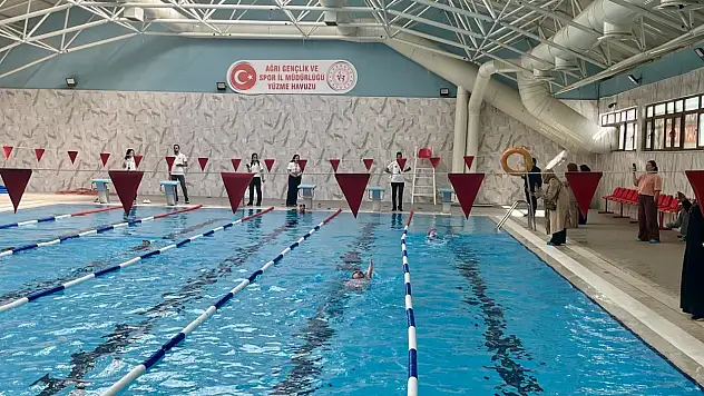 Ağrı'da yüzücüler madalya için kulaç attı!