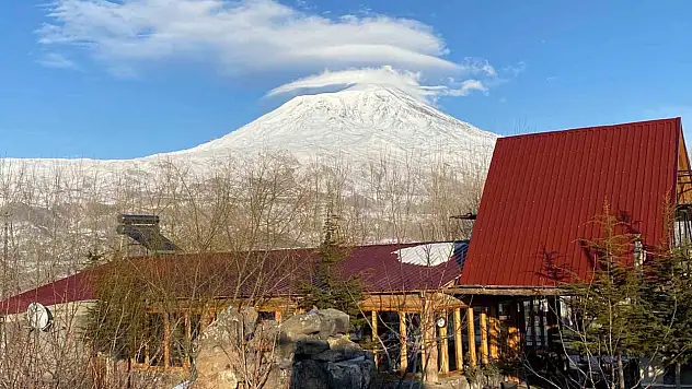 Ağrı Dağı bu kez zirvesindeki mercek bulutuyla dikkat çekti