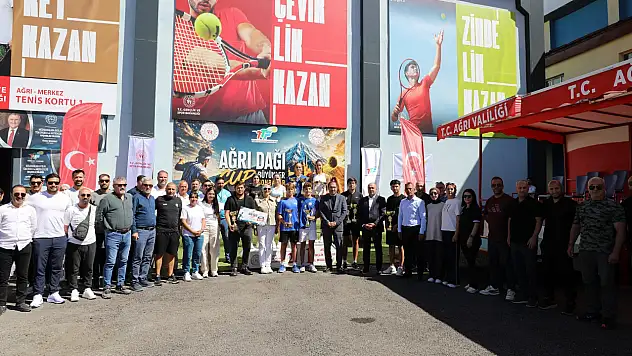 Ağrı Dağı Cup'ta şampiyonlar kupalarını kaldırdı