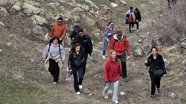 Ağrı Dağı eteklerinde hem gezdiler hem çiriş otu topladılar