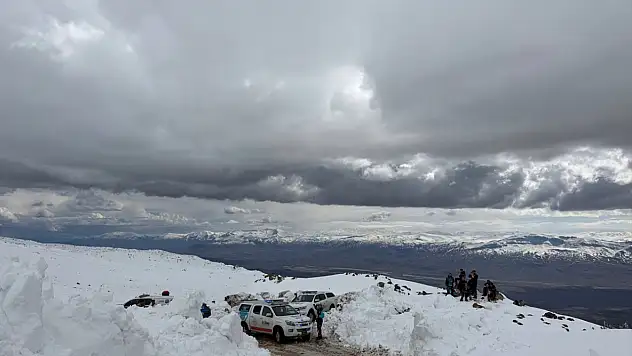 Ağrı Dağı kayıp kadın dağcının bulunmasına geçit vermiyor