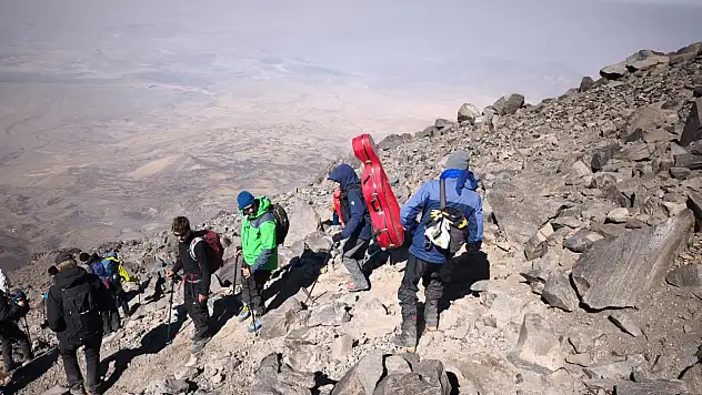 Ağrı Dağı'nda aşırı sıcaklar tehlikeli manzaralar oluşturdu