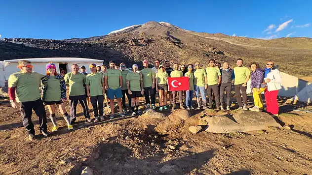 Ağrı Dağı'nda ilk kez koşarak zirveye ulaştılar