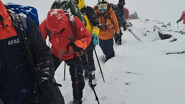 Ağrı Dağı'nda kar fırtınasına yakalanan dağcılar yolunu kaybetti bölgeye ekipler sevk edildi