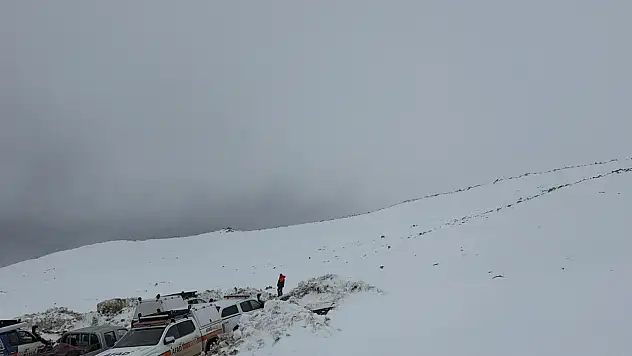 Ağrı Dağı'nda kayıp dağcının 4 bin 700 metrede izi kayboldu