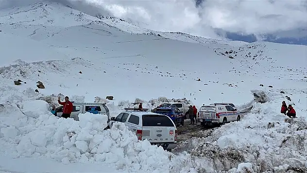 Ağrı Dağı'nda kayıp dağcıyı bulmak için 52 personel sahada