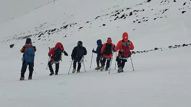 Ağrı Dağı'nda Rus dağcılardan başarılı tırmanış