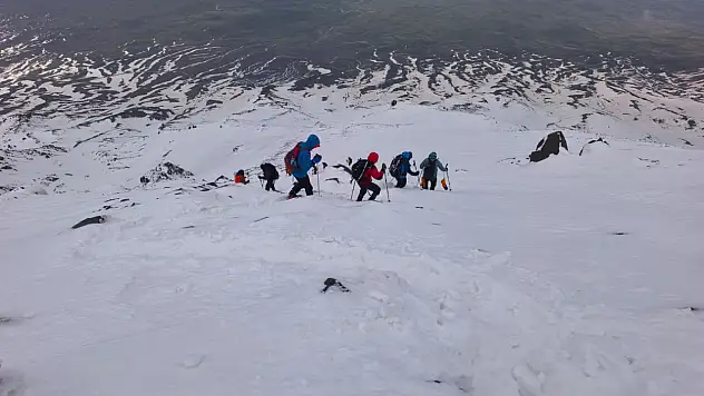 Ağrı Dağı'nda yazın ortasında kışla mücadele ettiler
