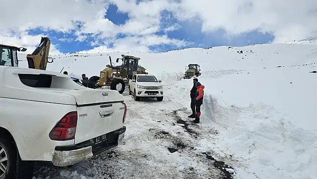 Ağrı Dağı'nda yollar açılıyor, kayıp dağcı için herkes seferber