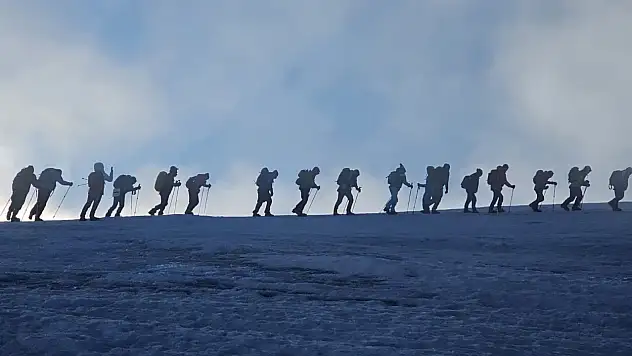 Ağrı Dağı'nda güçlüklerle dolu zirve yolculuğu