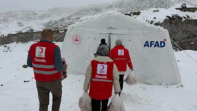 Ağrı Dağı'ndaki ekiplere Kızılay'dan kumanya desteği