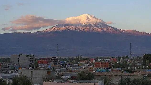 Ağrı Dağı'ndaki takke buzulu hızla eriyor: 2050'de yarısı yok olabilir!