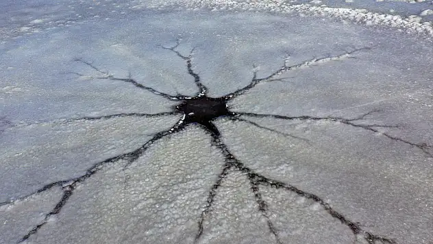 Ağrı Dağı'ndan gelen sular dondu, sulak alanlar sessizliğe gömüldü