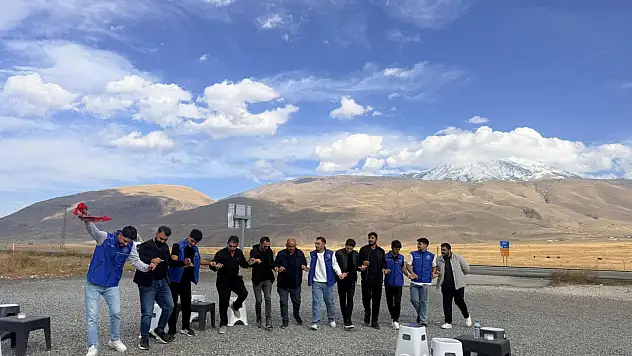 Ağrı Dağı'nın eteklerinde üniversiteli gençlerden çay ve halay buluşması
